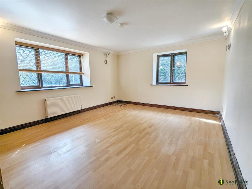 Lot: 115 - FREEHOLD DETACHED HOUSE FOR IMPROVEMENT AND BARN AND OUTBUILDINGS WITH POTENTIAL ON A PLOT CLOSE TO ONE AND A HALF ACRES - A Bedroom or Reception Room